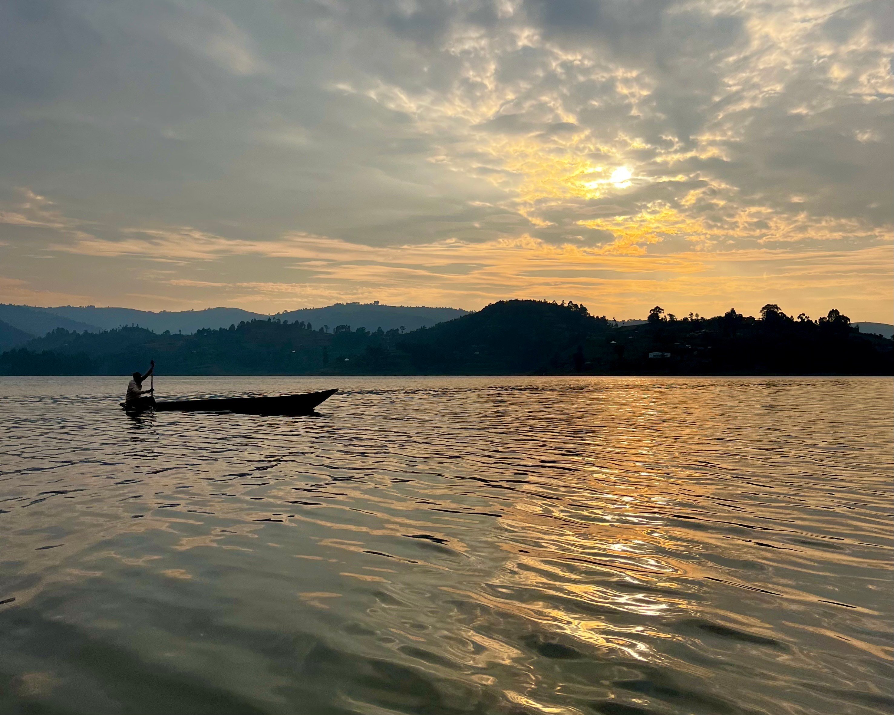 Slika čolna na jezeru