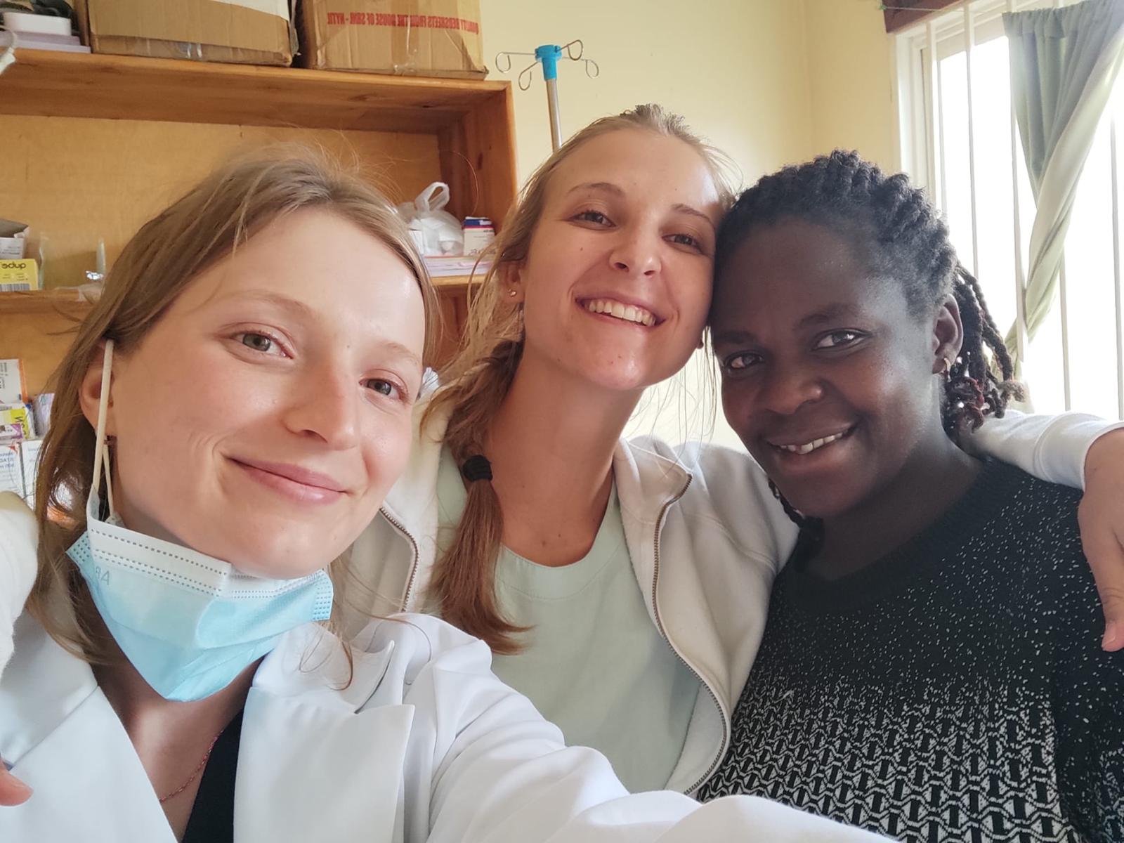 Slika Brine in Petre v ambulanti